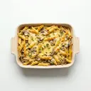 Auflauf aus Eier-Frischteigwaren mit Pilzsauce von Bechamelsauce und Gouda überbacken