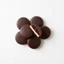 Biskuitplätzchen mit Fruchtfüllung schokoliert