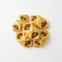 Blätterteigtaschen gefüllt mit Rinderhackfleisch und Käse, gebacken