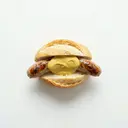 Bratwurst mit Brötchen und Senf