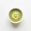 Broccolicremesuppe mit Joghurt und Mandelblättchen
