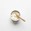 Brotaufstrich aus pflanzlichen Fetten, Rahm, Joghurt entrahmt