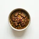 Brotsuppe (Schwarzbrot) mit Fleischbrühe, Gemüse und Speck