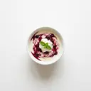 Buttermilchdessert mit Sahne und Fruchtzubereitung, gesüßt