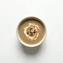 Champignoncremesuppe aus frischen Champignons und Fleischbrühe