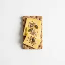 Dinkelvollkornknäckebrot mit Ölsamen und Hartkäse