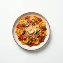 Eier-Frischteigwaren Ravioli, mit Hackfleischfüllung, in Tomatensauce von heller/weißer Grundsauce