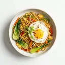 Eierteigwaren gebraten mit Gemüse und Ei