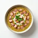 Erbsensuppe mit Gemüsebrühe, Suppengrün, Speck und Wiener Würstchen