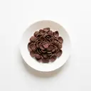 Getreideflakes gesüßt, mit Schokolade, angereichert mit Vitaminen und Mineralstoffen