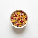 Getreideflakes gesüßt, mit Trockenfrüchten, angereichert mit Vitaminen und Mineralstoffen