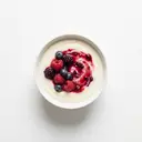 Grießpudding mit Sahne und Fruchtzubereitung, gesüßt