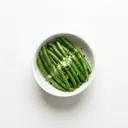 Grüne Bohnen gekocht, in Butter geschwenkt