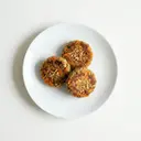 Grünkernbratlinge mit Karotten und Nüssen, vegan, gebraten