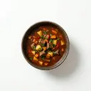 Gulaschsuppe mit Rindfleisch, Fleischbrühe und Rotwein