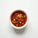 Gulaschsuppe ungarisch, mit Rindfleisch, Fleischbrühe, Tomaten und Kartoffeln