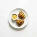 Hähnchenschenkel mariniert, gebraten, mit Curryjoghurtsauce