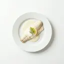 Hecht gedünstet, mit Weißweinsauce von heller/weißer Grundsauce und saurer Sahne