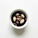 Holundersuppe mit Apfel und Grießklößen, gebunden