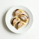 Kartoffelmaultaschen gefüllt mit Pflaumen, gebacken