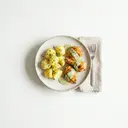 Kartoffeln gekocht, mit gebratenem Hähnchenfleisch und Kräutersauce von Bechamelsauce