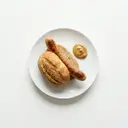 Knacker mit Brötchen und Senf