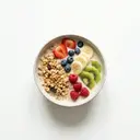 Knuspermüsli (Granola) gesüßt, mit Sojadrink und Fruchtmischung