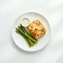 Lachs im Blätterteig gebacken, mit gekochtem Spargel und Grundsauce hell/weiß