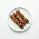 Lammfleischspieße mit Gemüse, gegrillt