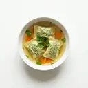 Maultaschen mit Spinatfüllung, gegart in Gemüsebrühe