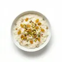 Milchreis gesüßt, mit Milch 3,5 % Fett, Rosinen und Pistazien