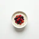 Milchreis gesüßt, mit Milch 3,5 % Fett und Beerenmischung