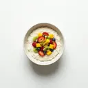 Milchreis gesüßt, mit Milch 3,5 % Fett und Fruchtmischung