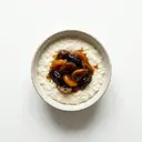 Milchreis gesüßt, mit Milch 3,5 % Fett und Kompott aus Trockenfrüchten