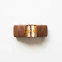 Milchschokoladen-Riegel gefüllt mit Candycreme/mit Candycreme und Karamell