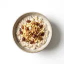 Müsli Bircher-Benner Art, ungesüßt, mit Äpfeln, Rosinen, Sahne und Nüssen