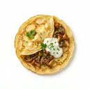 Pfannkuchen/Eierkuchen, gebraten, gefüllt mit gedünsteten Pilzen und saurer Sahne