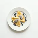 Pfannkuchen/Eierkuchen, mit Milch 3,5 % Fett und Heidelbeeren, gebraten