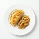 Pirogge mit Hackfleischfüllung und Sauerkraut mit Apfel gedünstet