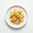 Rührei gebraten, mit Räucherlachs