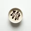 Sahneflammeri/Sahnepudding (als Dessert) mit Schokoladensauce