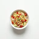 Salat aus Eierteigwaren, würzig, mit Mayonnaise, gestreckt mit Joghurt