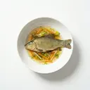 Schleie pochiert im Wurzelsud