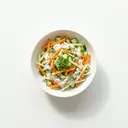 Sommersalat mit Karotten, Kohlrabi, Gurke und Joghurtmarinade