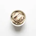 Speiseeis durchzogen mit Schokolade