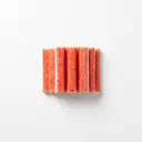 Surimi (Krebsfleischimitat aus Fischmuskeleiweiß geformt)