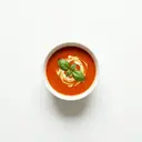 Tomatensuppe aus frischen Tomaten und Gemüsebrühe