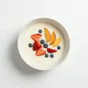 Vanille-Milchkaltschale mit Ei und Fruchteinlage, gebunden mit Stärke