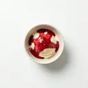 Vanillecremeeis mit heißer Himbeersauce