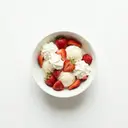 Vanillecremeeis mit Schlagsahne und frischen Erdbeeren